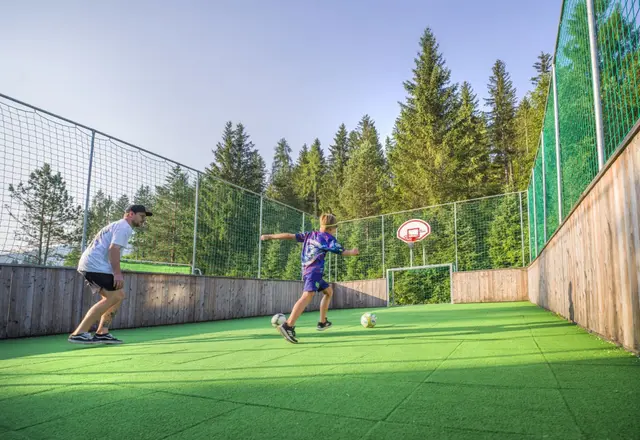Fußball und Basketball auf dem Fun Court des JUFA Hotels Altenmarkt