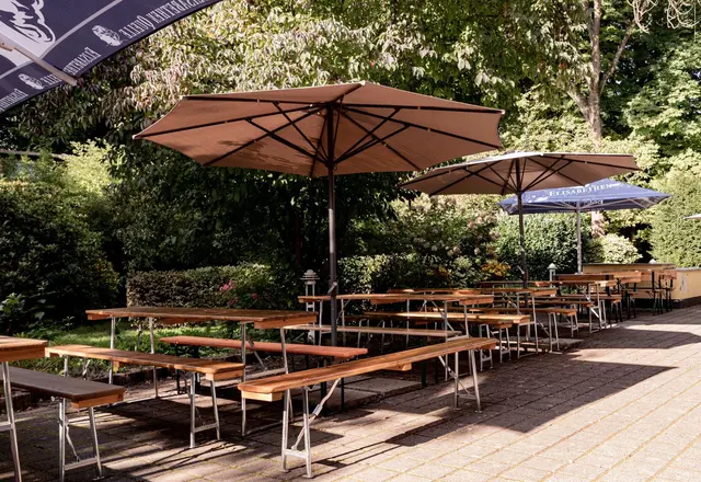 Gartenterrasse der Jugendherberge Bad Homburg unter den Bäumen