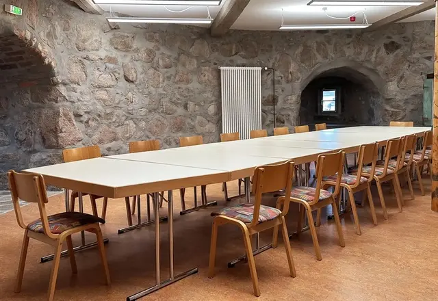 Speiseraum mit historischen Steinmauern