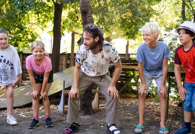 Trainer und Kids beim City Daycamp Berlin