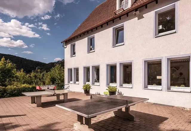 Terrasse mit Tischtennisplatte an der Jugendherberge Blaubeuren