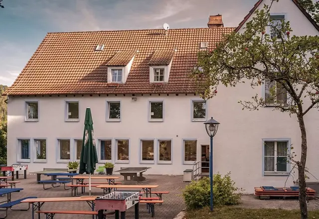 Außenbereich mit Sitzplätzen an der Jugendherberge Blaubeuren