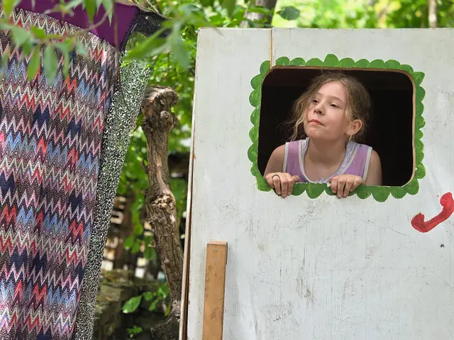 Schülerin spielt eine Szene in einem selbst gebauten Puppentheater