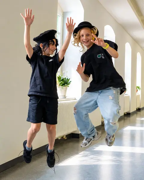 Kostüm-Check im Flur: Zwei Camper springen mit Hut in die Halloween-Woche