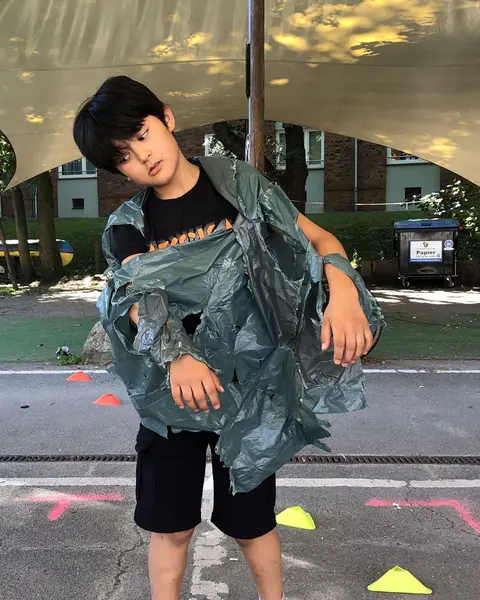 Zombie-Pose im selbst gebauten Müllsack-Kostüm auf dem Camp-Hof