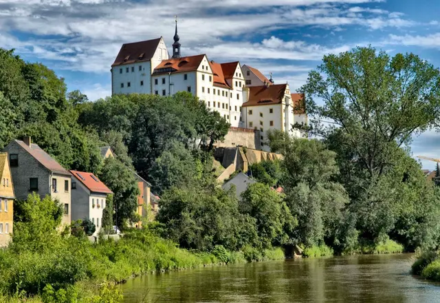 Schloss Colditz am Flussufer