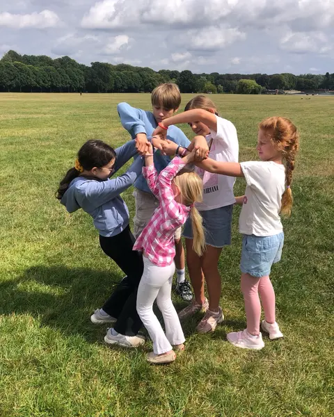 Warm-up auf der Wiese: Teamwork im Gruppenknoten