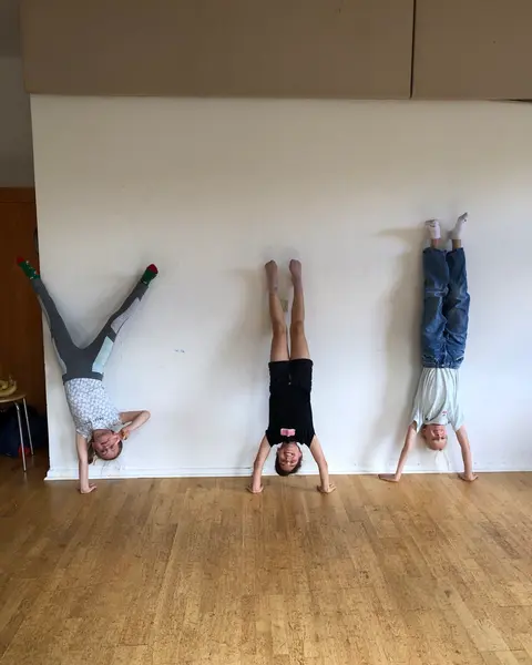 Kraft und Körperspannung: Handstand-Training an der Wand