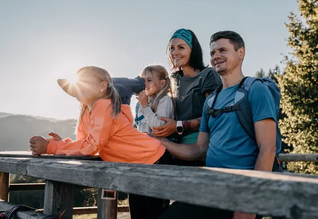 Familie auf der Aussichtswarte im Schilcherland