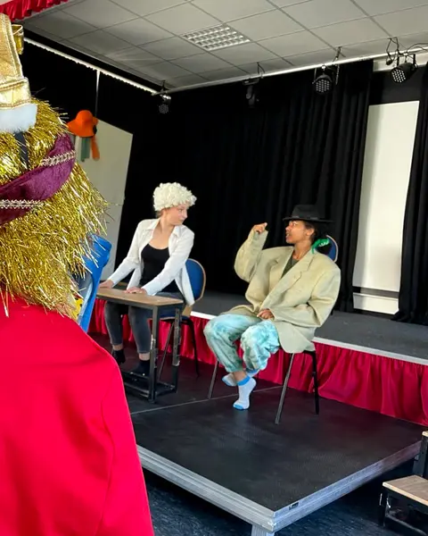 Szene in Kostüm: Zwei Darsteller:innen spielen vor der Crew