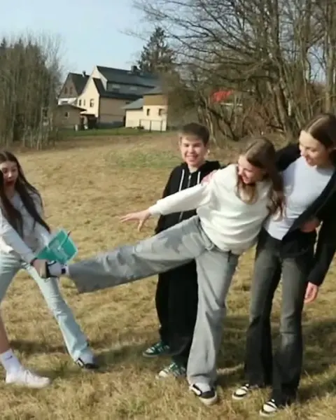 Dreh auf Location: Die Crew stellt eine Actionszene auf der Wiese