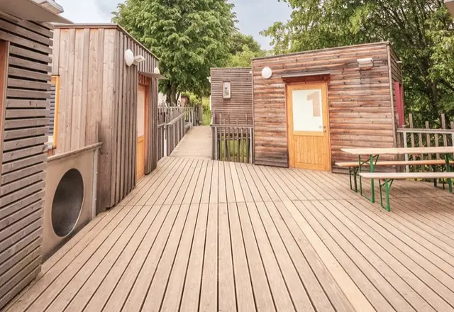 Holzsteg zu den Baumhäusern