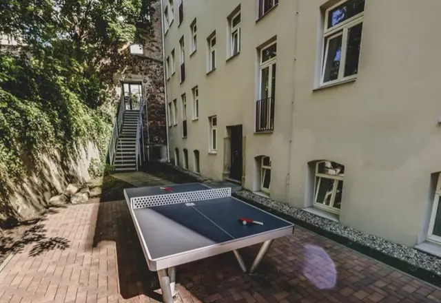 Innenhof mit Tischtennisplatte