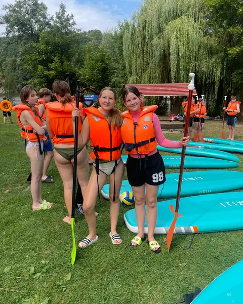 Stand-up-Paddling am See – Schwimmwesten an, Boards bereit