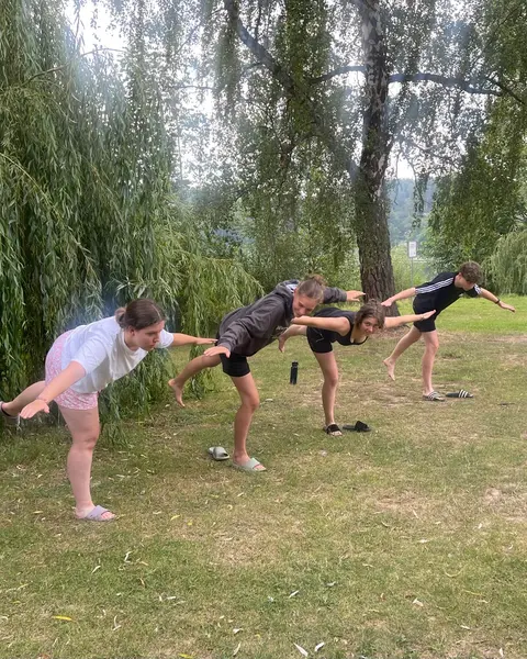 Balance-Challenge beim Warm-up im Grünen