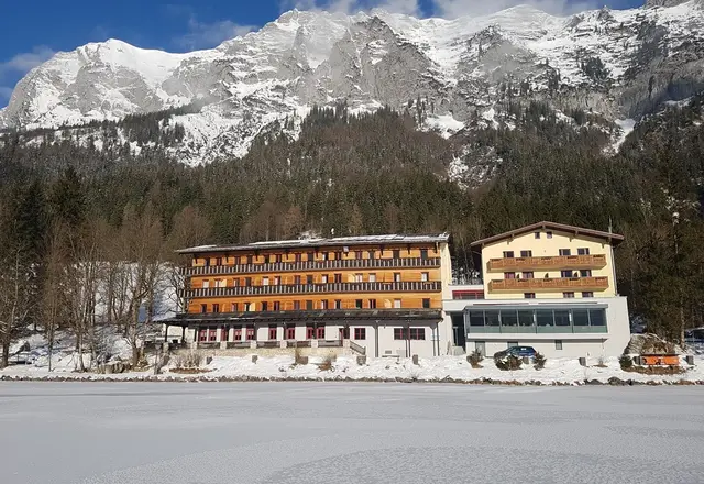 Die Camp-Unterkunft am Hintersee vor Bergpanorama