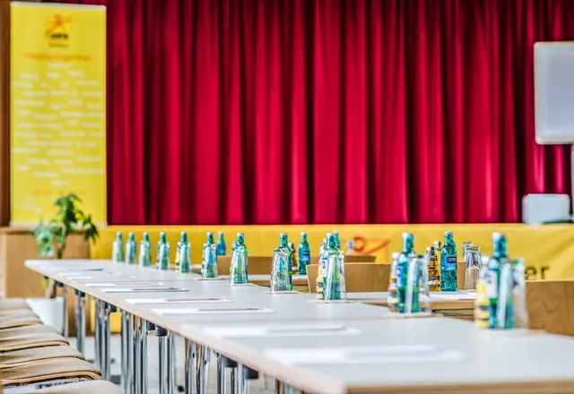 Seminarraum mit Bühne im JUFA Hotel Königswinter
