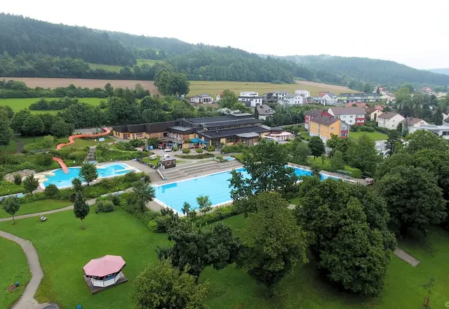 Das Erlebnisbad Crana Mare in Kronach von oben