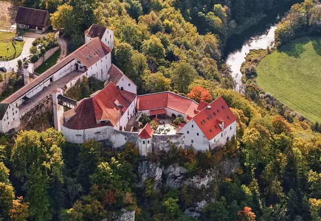Die Burganlage der Jugendherberge Leibertingen hoch über dem Donautal