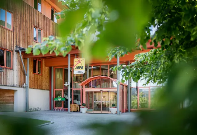 Der Eingang des JUFA Hotels Mariazell