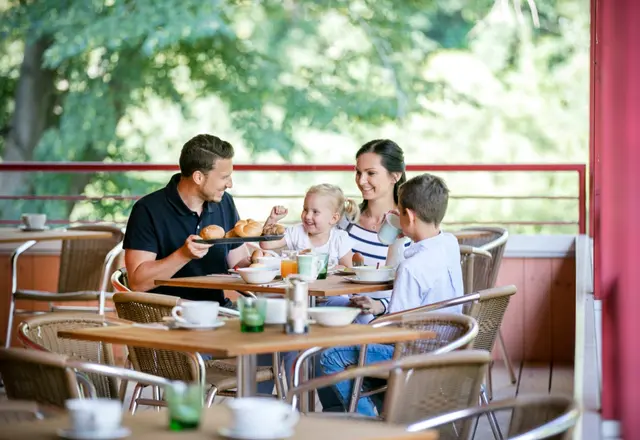 Frühstück auf der Terrasse des JUFA Hotels Waldviertel