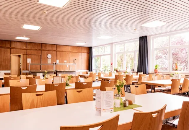 Heller Essensaal der Jugendherberge Rotenburg