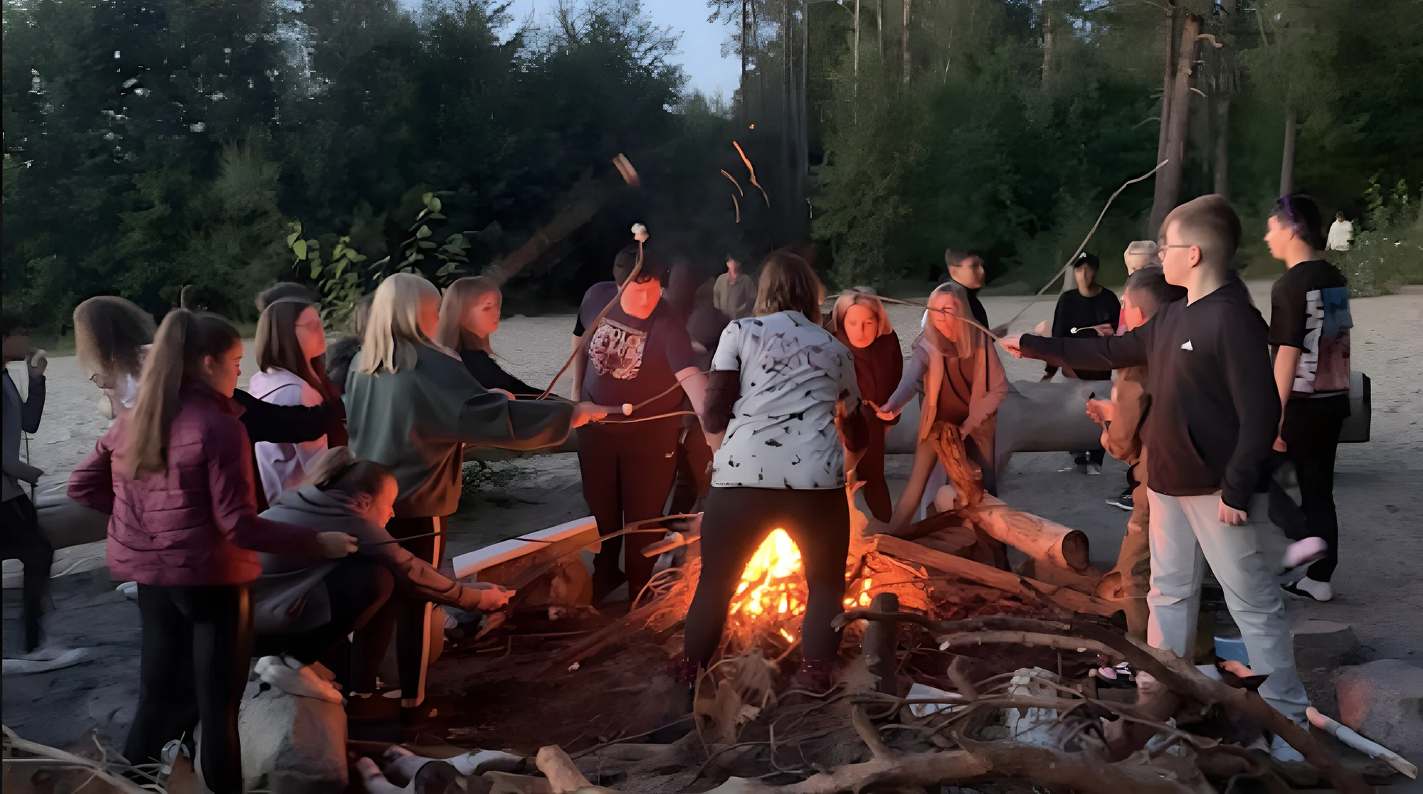 Klasse mit ihrem Trainerteam am Lagerfeuer bei einer Englisch-Klassenfahrt