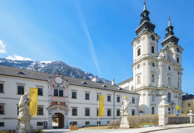 Das JUFA Hotel im ehemaligen Stift, dahinter die Stiftskirche