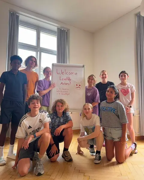 Tag eins: Das Ensemble vor dem „Welcome LevelUp Actors“-Board