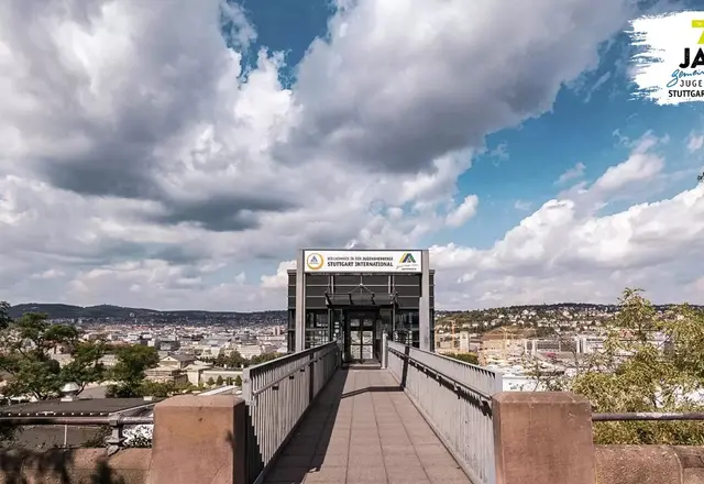 Eingang der DJH Jugendherberge Stuttgart International mit Blick über die Stadt