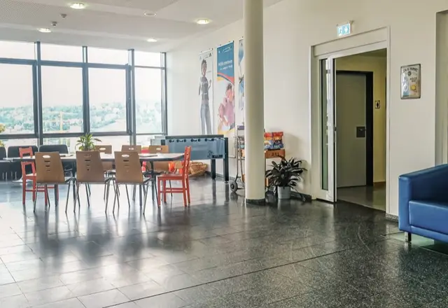 Aufenthaltsbereich mit Blick über Stuttgart