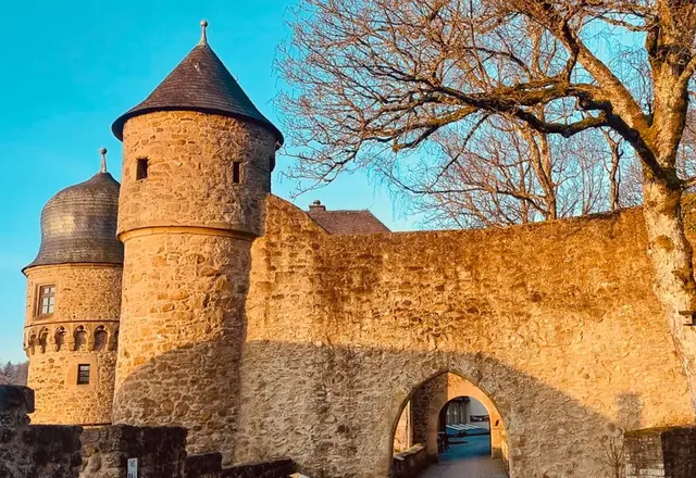 Mauern und Türme der Burg Lichtenberg