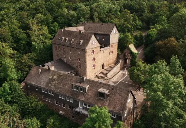 Burg Hessenstein über den Wäldern des Edertals