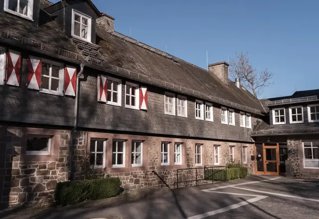 Fachwerkfassade der Jugendherberge Burg Hessenstein